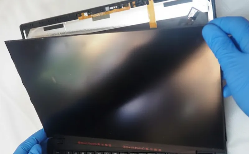 画面割れした液晶パネルを交換修理した事例