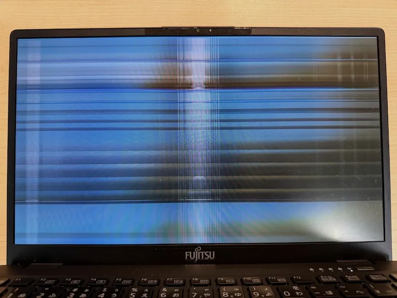 ひび割れて表示が乱れた液晶画面