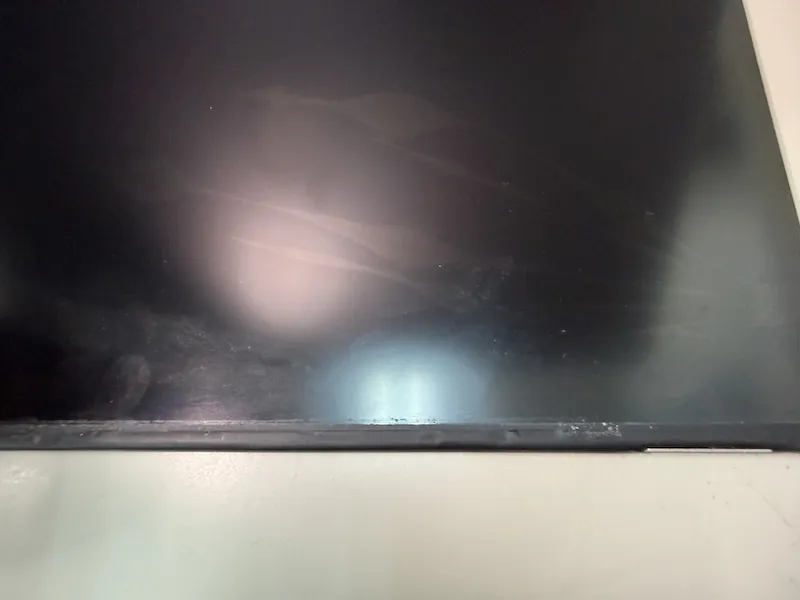 割れた液晶パネルのアップ