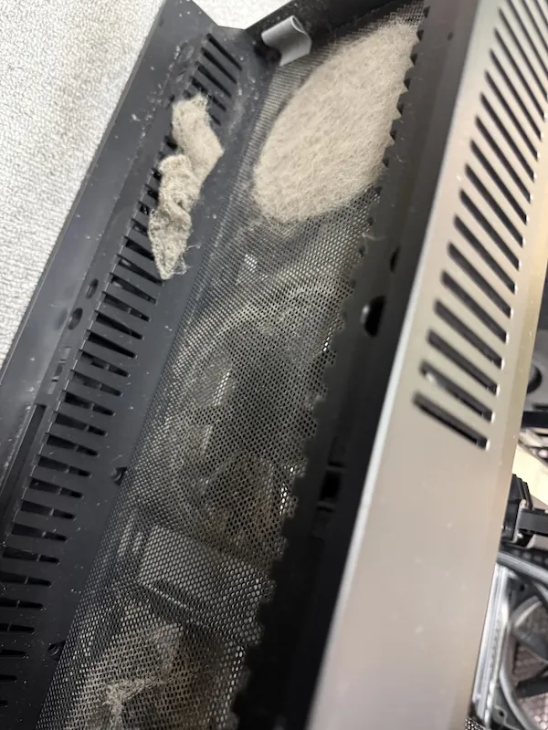 ホコリが詰まった冷却ファン内部