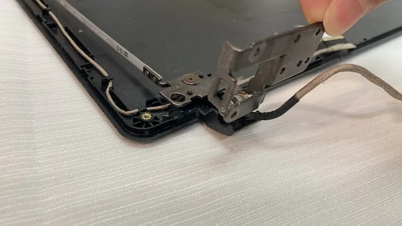 破損して開閉できなくなったノートパソコンのヒンジ部分