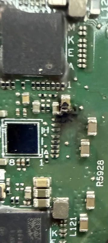 電源が入らないノートパソコンのマザーボード基板