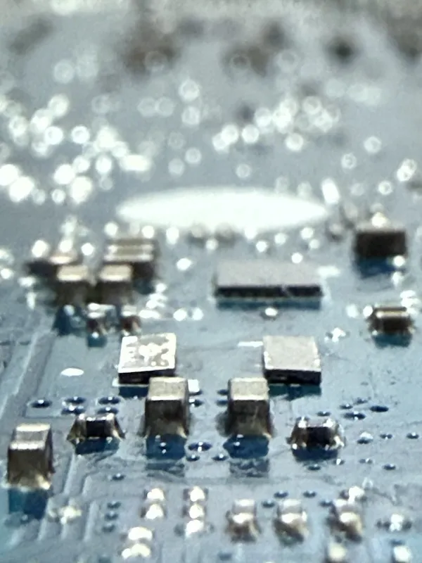 電源関連部品の点検を行っている様子