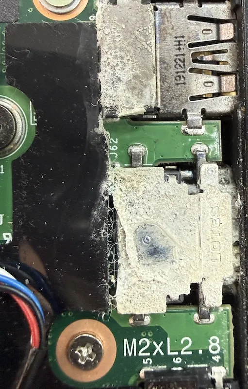 液体をこぼして水没したノートパソコンの内部