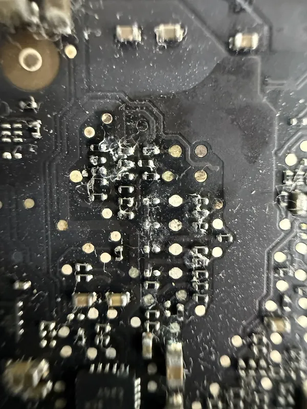液体をこぼして水没したノートパソコンの基板