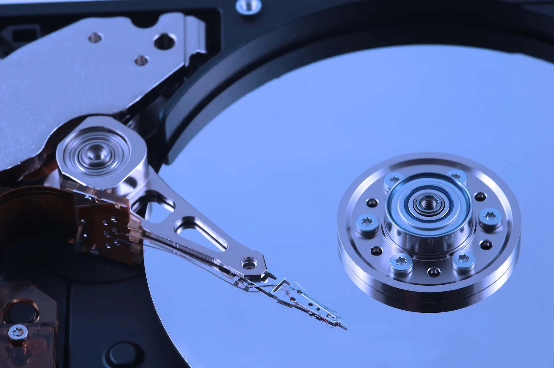 HDD・SSDからのデータ復旧作業のイメージ