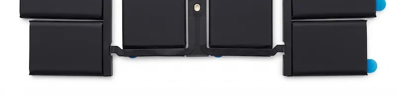 Macのバッテリー交換作業の様子