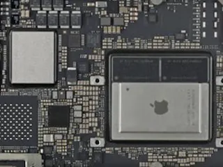 Macのロジックボード（基板）修理の様子